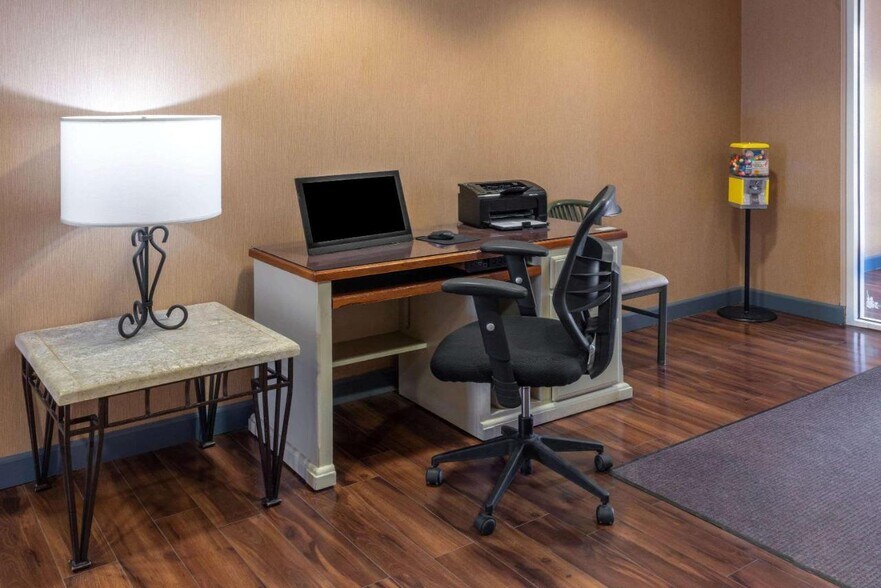 More Photos Of 1640 Cedar St, Raton Hotel For Sale