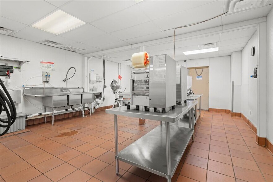 More Photos Of 1250-1264 SW Biltmore St, Port Saint Lucie Warehouse For Sale