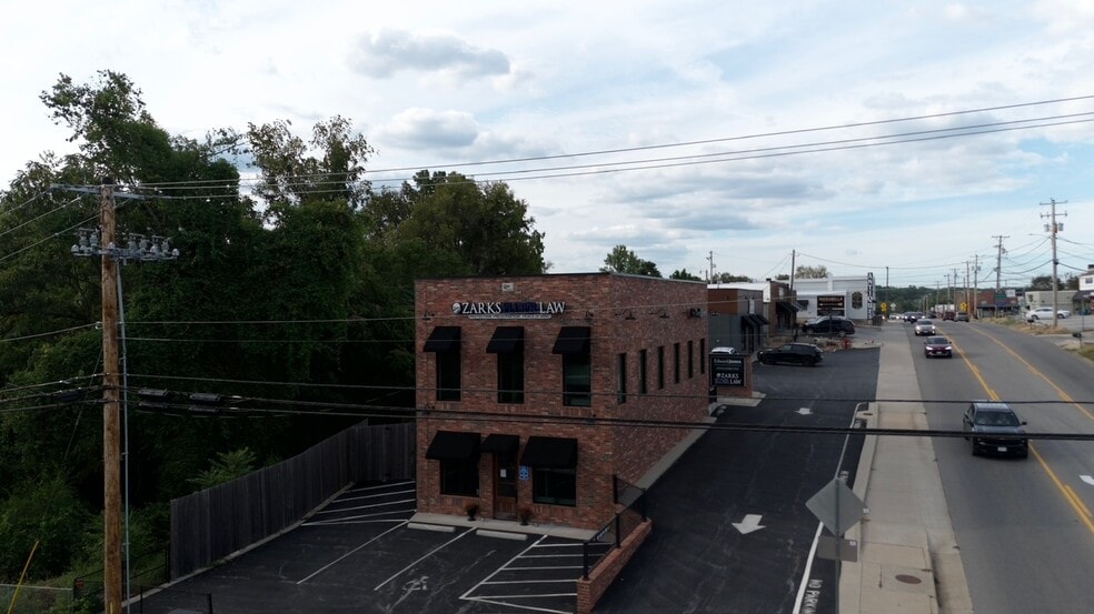 More Photos Of 103 S 3rd St, Ozark Office For Sale