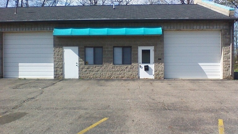 More Photos Of 400 Business Centre Dr, Lansing Research And Development For Lease