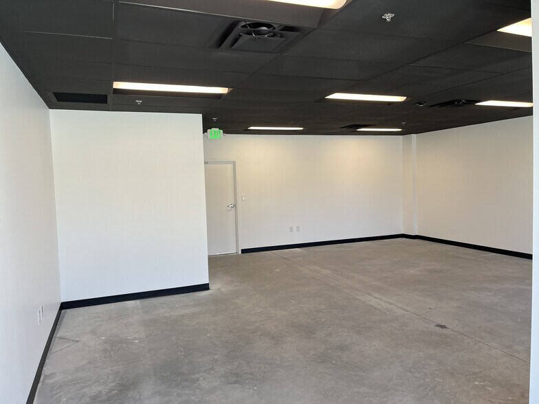 More Photos Of 9235 Eastman Park Dr, Windsor Light Manufacturing For Lease