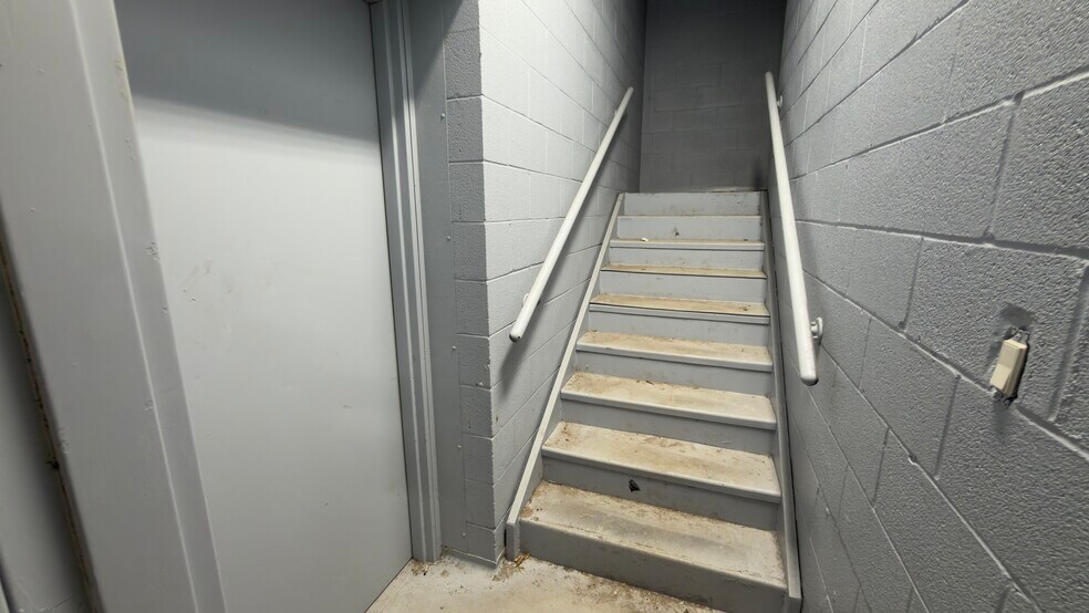More Photos Of 2800 Delano St, Pensacola Warehouse For Lease