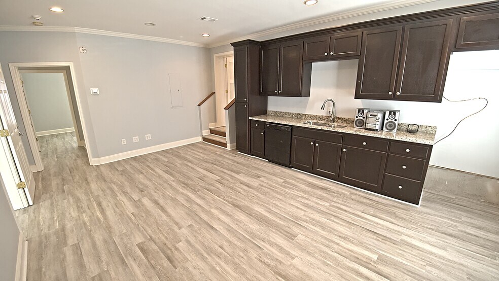 More Photos Of 239-243 River Park North Dr, Woodstock Office For Sale