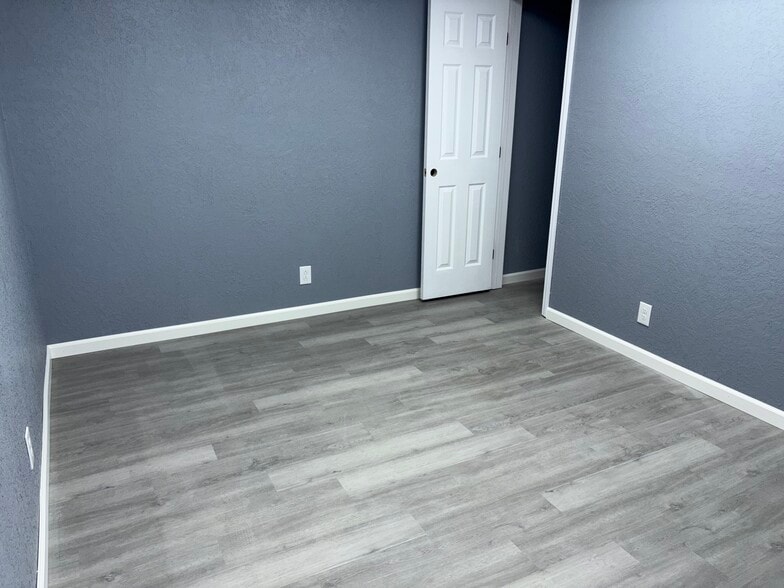 More Photos Of 5270 W Beaver St, Jacksonville Manufacturing For Lease