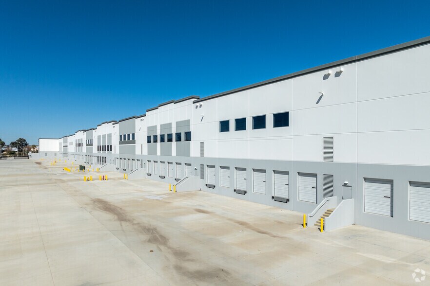 More Photos Of 450 E Rider St, Perris Distribution For Lease