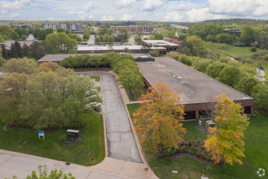 More Photos Of 100 N Corporate Dr, Brookfield Office For Lease