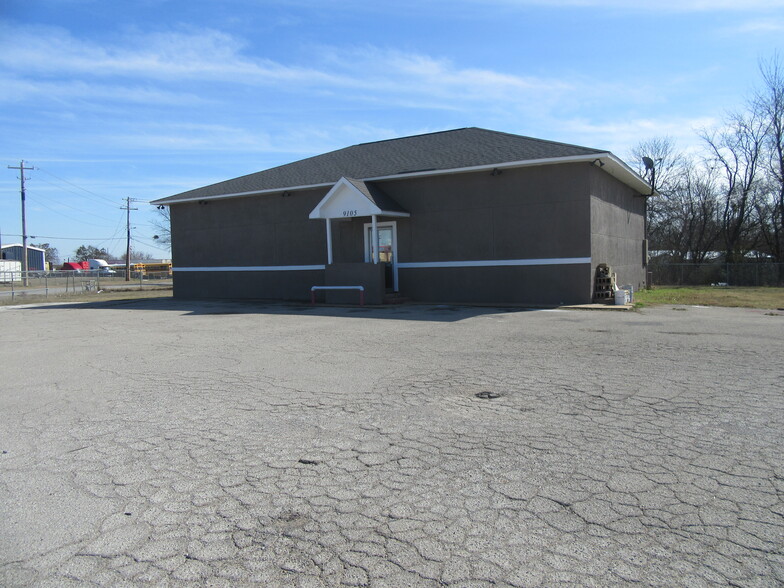 Primary Photo Of 9105 S US Hwy 69, Savanna Freestanding For Sale