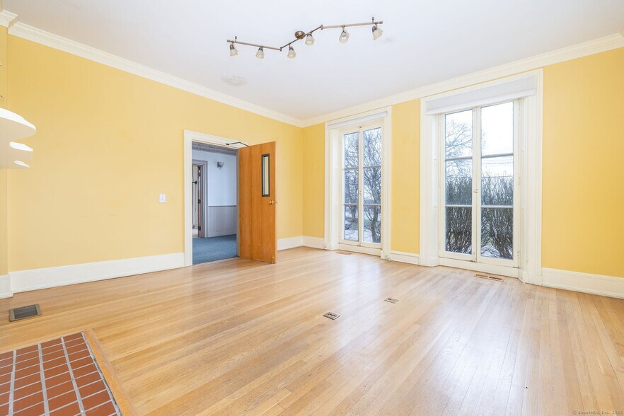 More Photos Of 11 Hayward Ave, Colchester Office For Sale