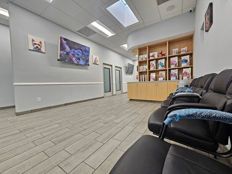 More Photos Of 18224 Parthenia St, Northridge Veterinarian Kennel For Lease