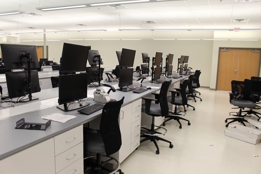 More Photos Of 1500 W Interstate 35, Denton Flex For Lease