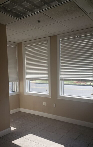 More Photos Of 27 Town Line Rd, Wethersfield Office For Lease