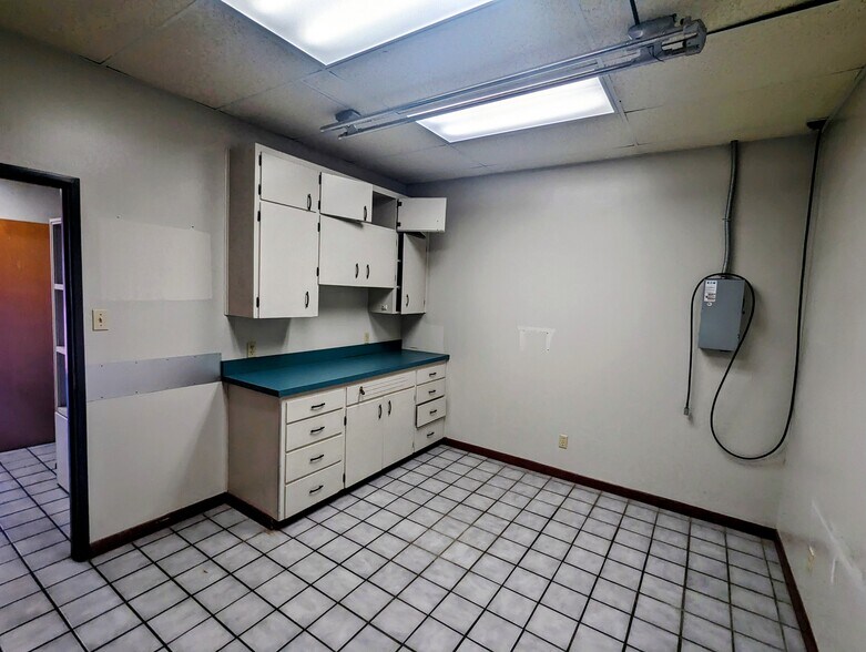 More Photos Of 2430 N Davis Dr, Arlington Unknown For Lease