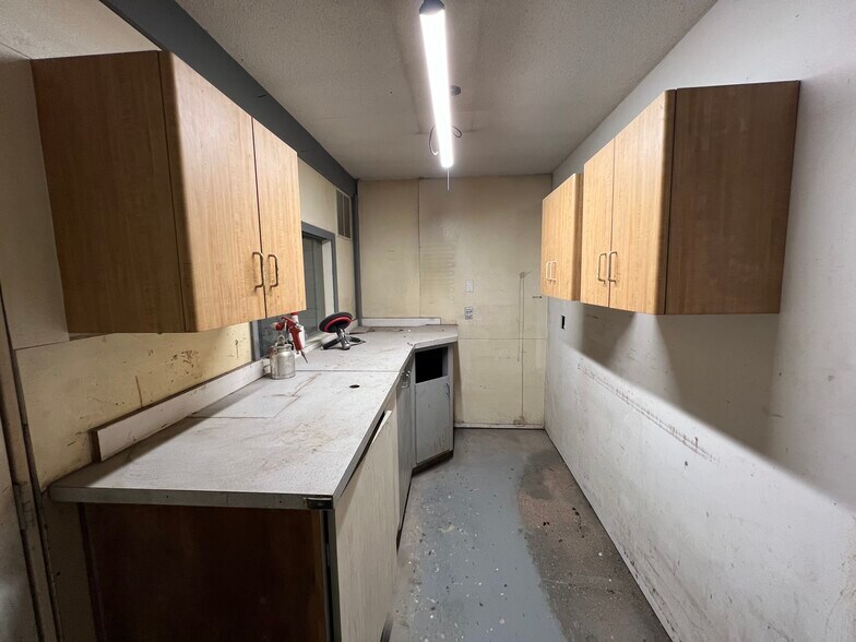 More Photos Of 202 N. Sixth St, Altamont Industrial For Sale