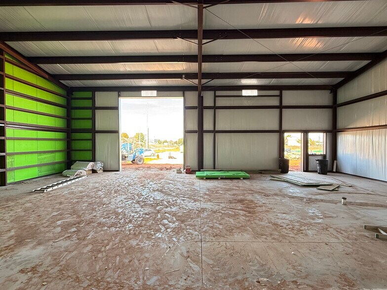More Photos Of 7716 NW 81st Cir, Oklahoma City Warehouse For Sale
