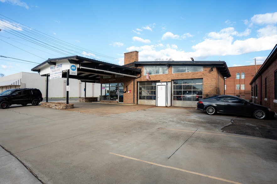 More Photos Of 151 S Broad St, Mooresville General Retail For Lease