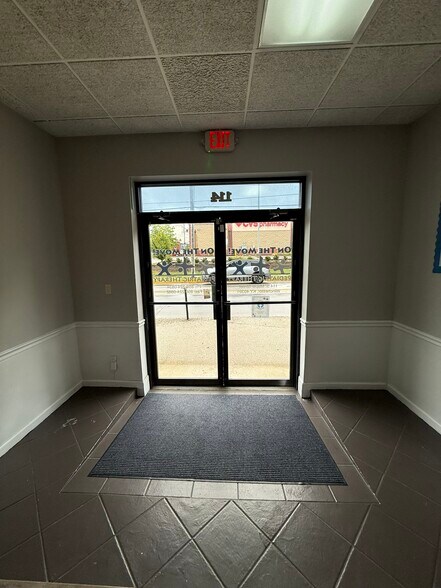 More Photos Of 114 S Maple St, Winchester Office For Lease