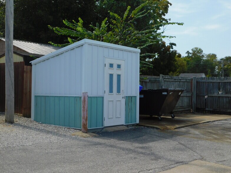 More Photos Of 413 415 417 419 Hackberry St, Paoli General Retail For Sale