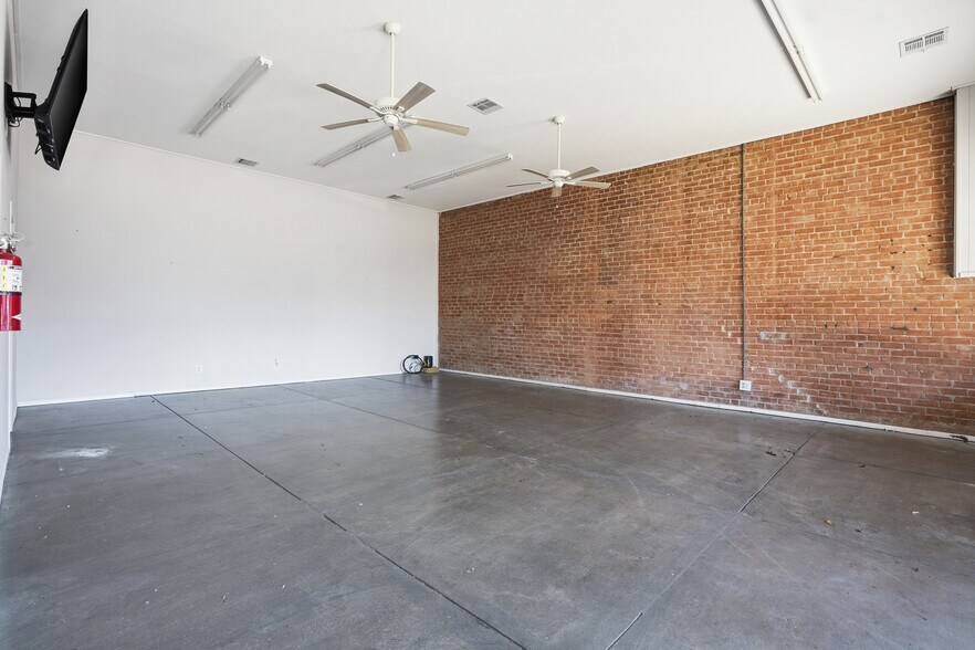 More Photos Of 401 S Main St, Cleburne Office For Sale