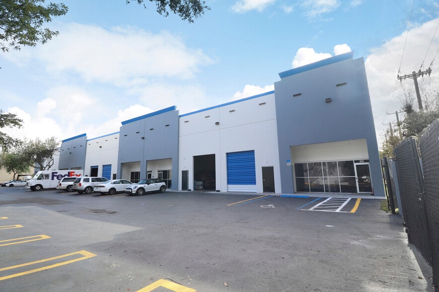 More Photos Of 955 NW 159th Dr, Miami Warehouse For Lease
