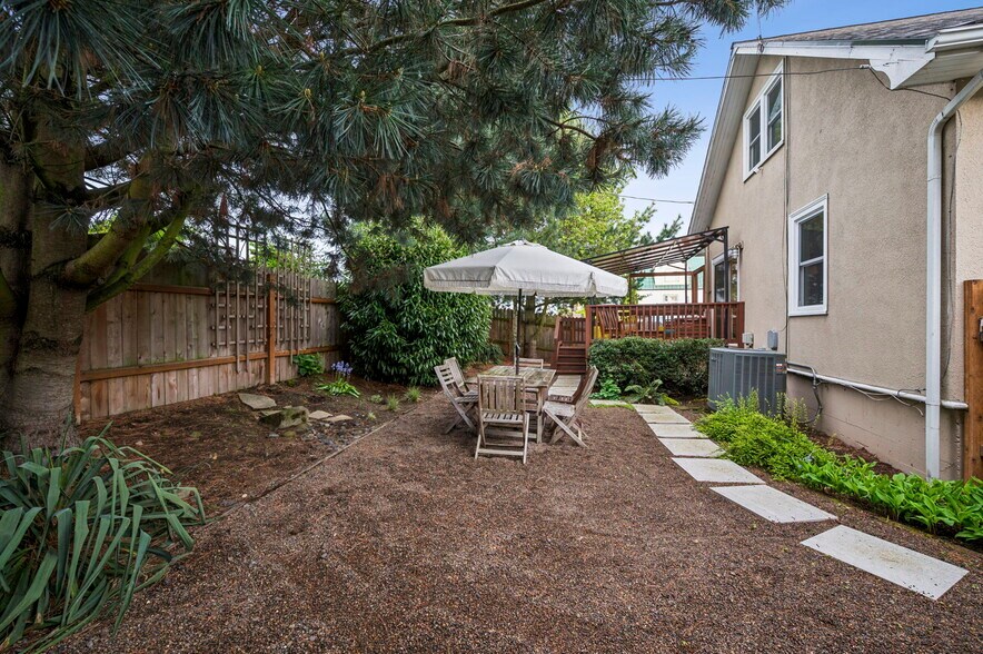 More Photos Of 11020 N Moore Ave, Portland Flex For Sale