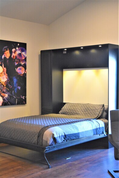 More Photos Of 2108-2260 Ferry Rd, Naperville Showroom For Sale