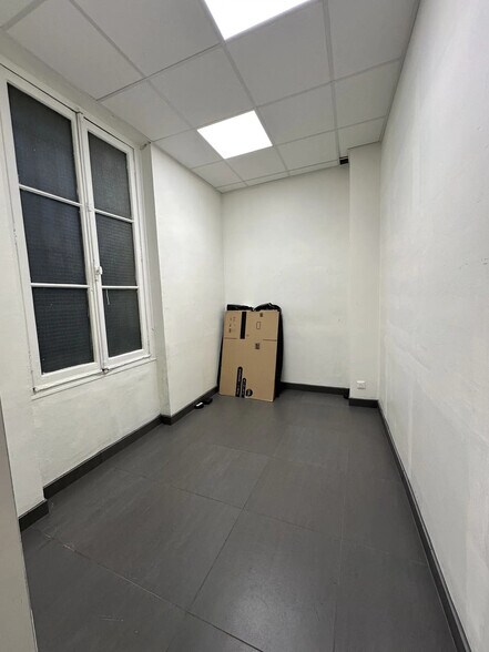 More Photos Of 97 Rue Raymond Losserand, Paris Flex For Lease