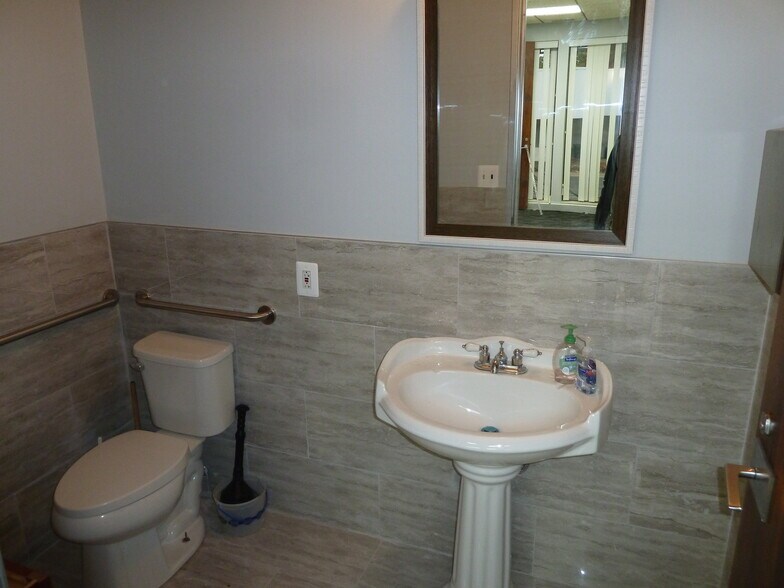 More Photos Of 24724 Lahser Rd, Southfield Office For Sale