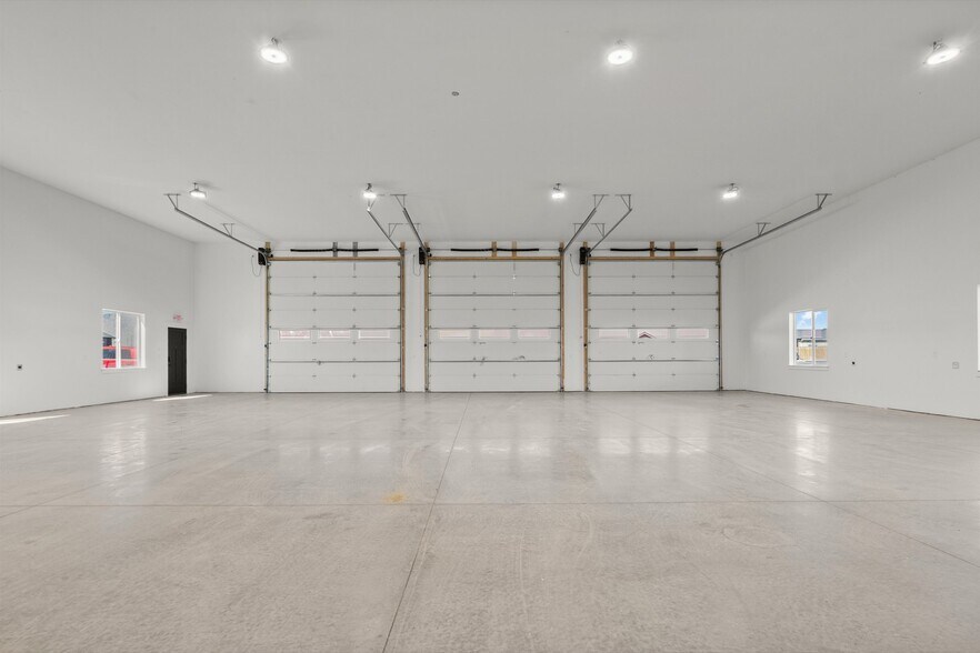 More Photos Of 7535 Roughsawn Dr, Helena Showroom For Lease