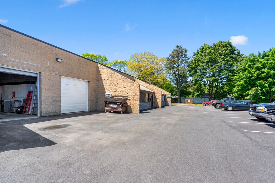 More Photos Of 90 Knickerbocker Ave, Bohemia Distribution For Sale