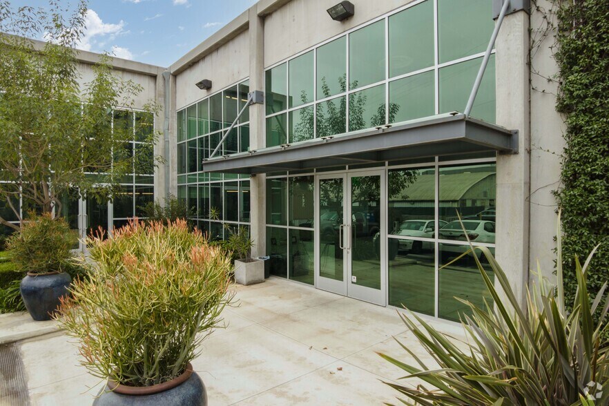 More Photos Of 1550 E Franklin Ave, El Segundo Research And Development For Lease