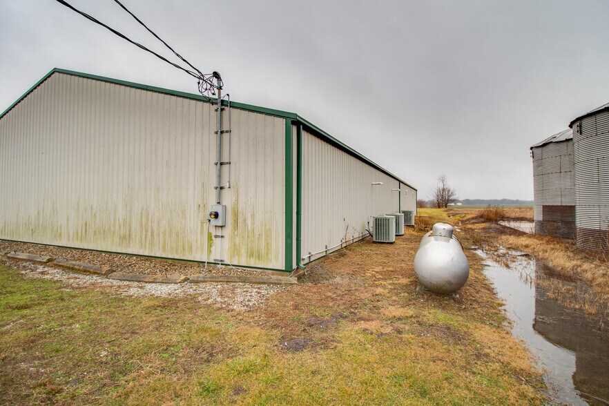 More Photos Of 22987 Cherry Ln, Jerseyville Storefront For Sale