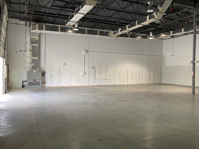 More Photos Of 6557 Hazeltine National Dr, Orlando Distribution For Lease