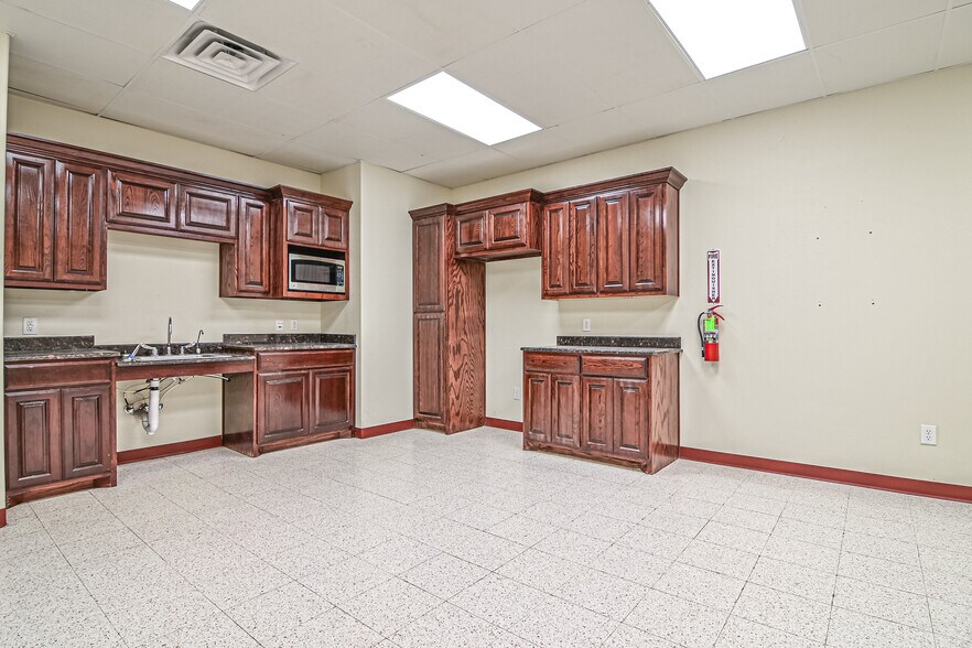 More Photos Of 1501 N Fairgrounds Rd, Midland Office For Lease