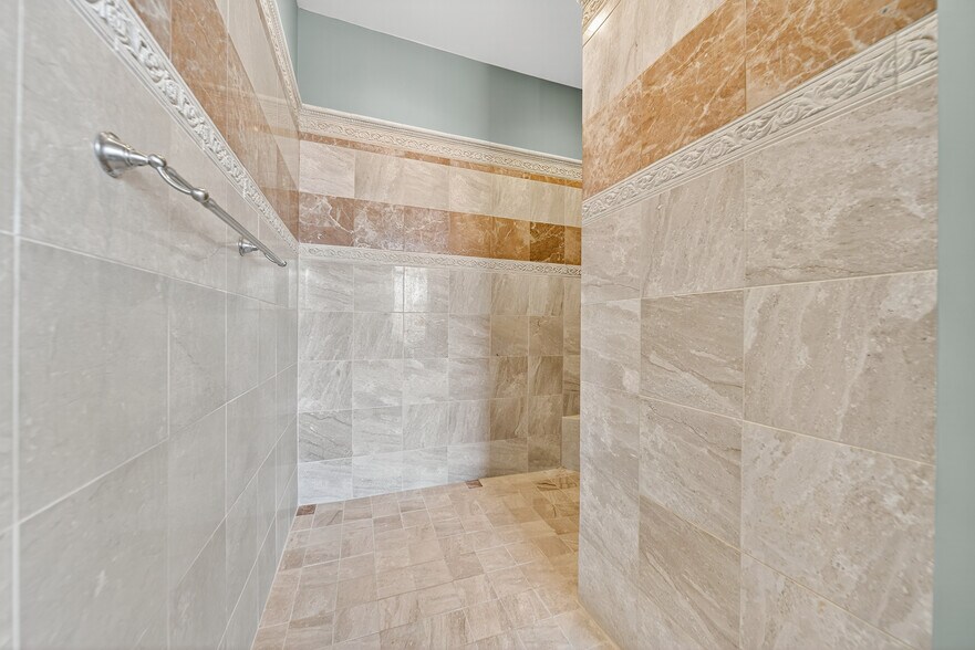 More Photos Of 109 7th Ave E, Springfield Flex For Sale