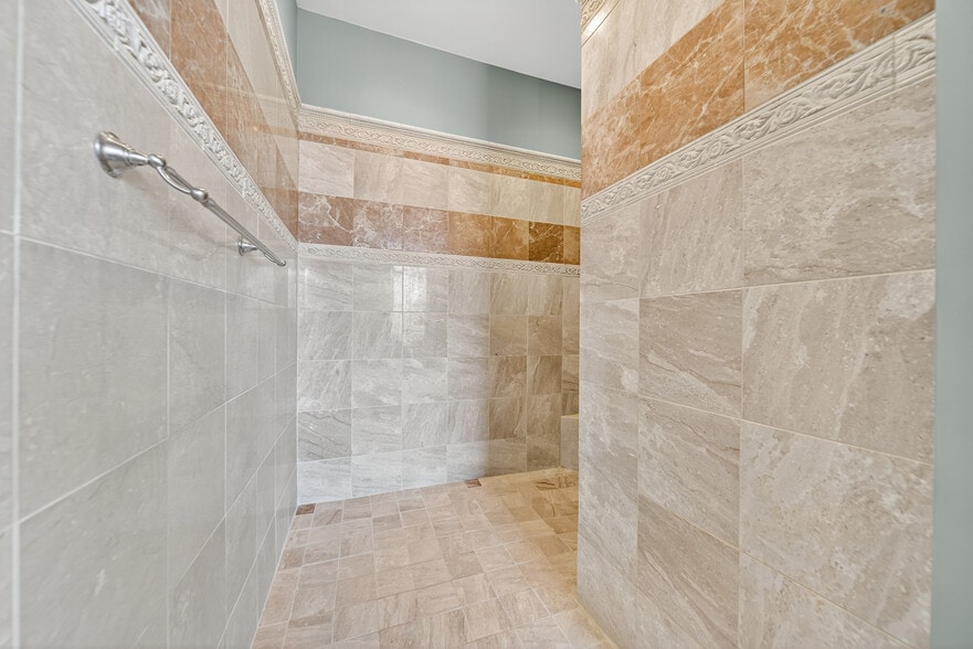 More Photos Of 109 7th Ave E, Springfield Flex For Sale