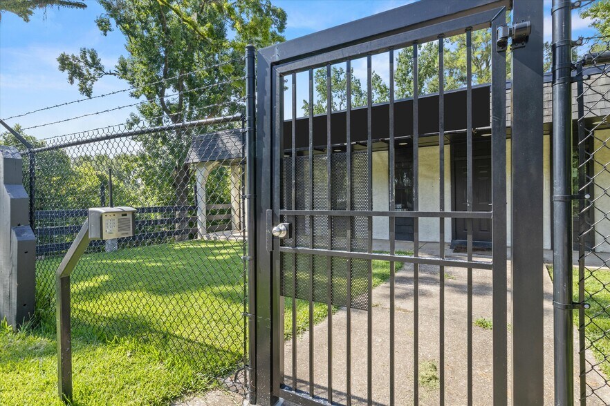 More Photos Of 1355 E Lafayette St, Tallahassee Veterinarian Kennel For Sale