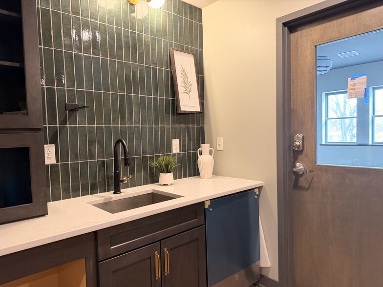 More Photos Of 4-20 W Main St, Danville Storefront Retail Office For Lease