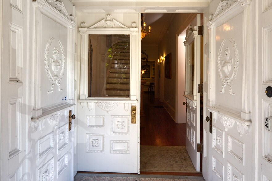 More Photos Of 14 E Taylor St, Savannah Specialty For Sale