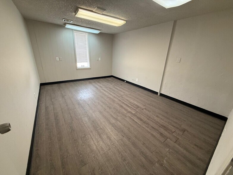More Photos Of 7700 Melrose Ln, Oklahoma City Unknown For Lease