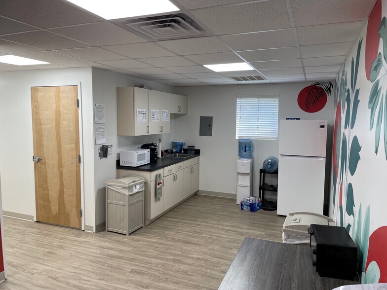 More Photos Of 120 State St E, Oldsmar Medical For Lease
