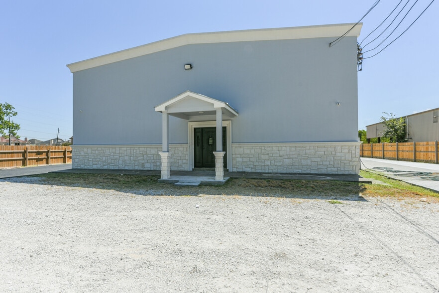 Primary Photo Of 1207 S Houston, Humble Warehouse For Sale