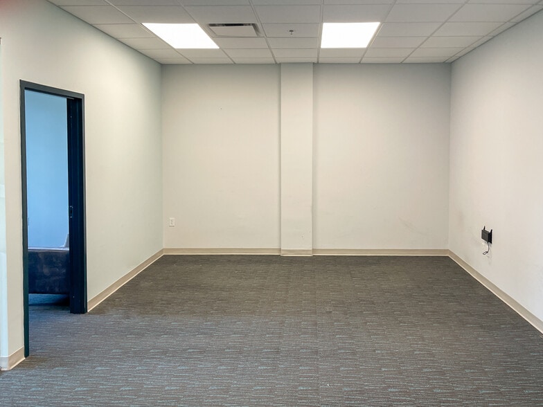 More Photos Of 295 Seven Farms Dr, Daniel Island Office For Lease