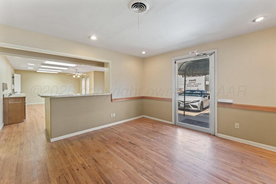 More Photos Of 206 S Bliss Ave, Dumas Office For Sale