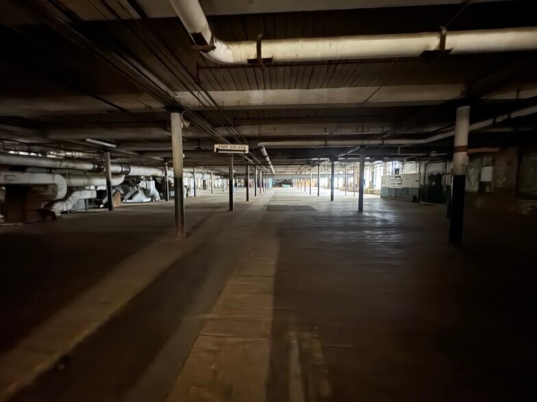 More Photos Of 76 Community Ave, Plainfield Manufacturing For Lease