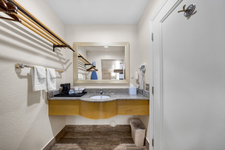 More Photos Of 333 SE 1st Ave, Florida City Hotel For Sale