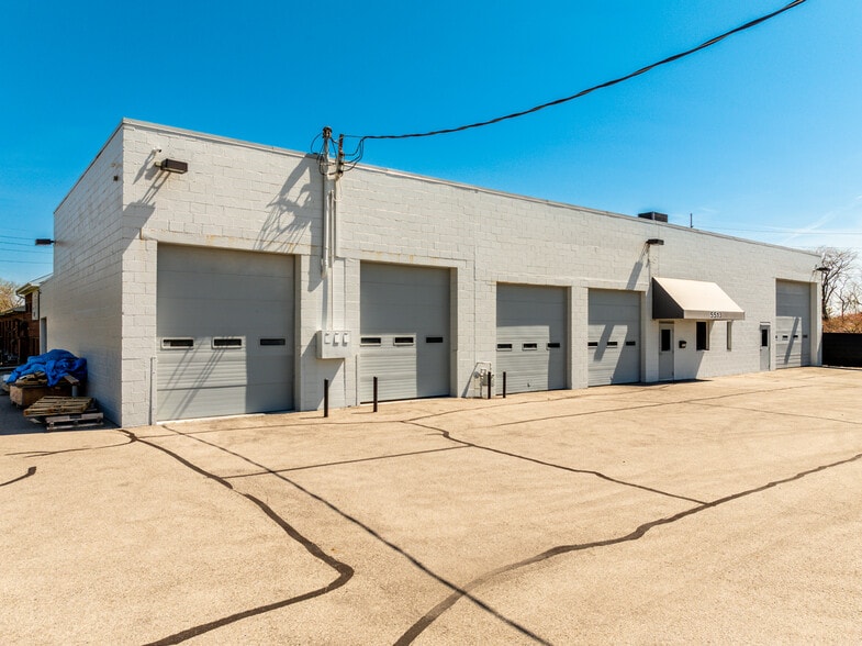 More Photos Of 5513 N Oxford St, Indianapolis Showroom For Lease