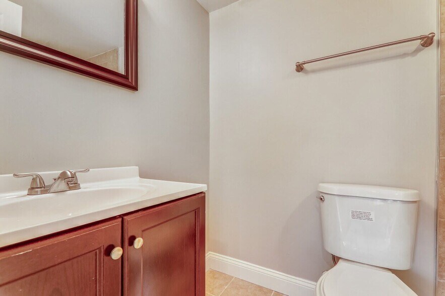 More Photos Of 913 Bellevue St SE, Washington Apartments For Sale