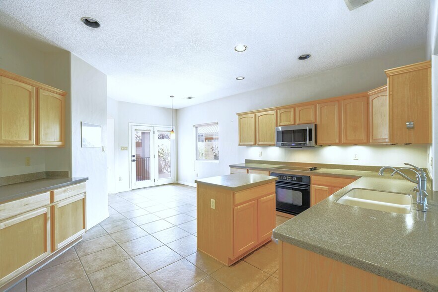 More Photos Of 4316 Beresford Ln Nw, Albuquerque Flex For Sale
