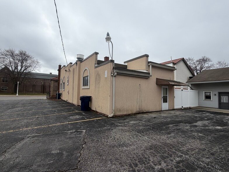 More Photos Of 1705 Columbus Ave, Bay City Restaurant For Sale