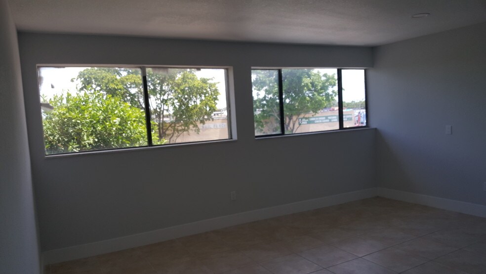 More Photos Of 381-391 E 8th St, Hialeah Storefront Retail Office For Lease
